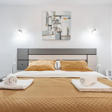 Apartment Coastal Charm Renovated 2bed Apt, Pool, Sea Views *