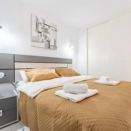 Apartment Coastal Charm Renovated 2bed Apt, Pool, Sea Views