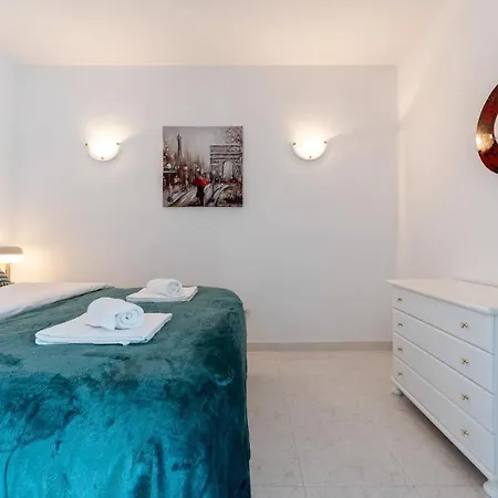 Apartment Coastal Charm Renovated 2bed Apt, Pool, Sea Views *