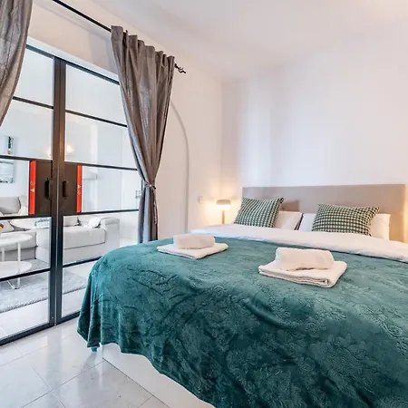 Coastal Charm Renovated 2bed Apt, Pool, Sea Views Apartment