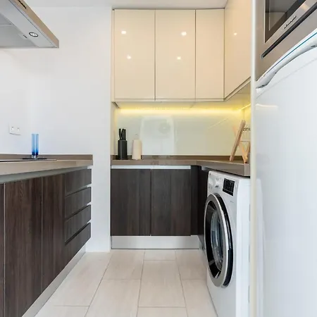 Coastal Charm Renovated 2bed Apt, Pool, Sea Views *