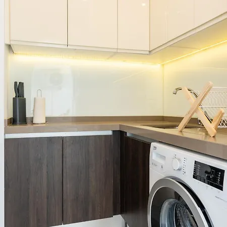 Coastal Charm Renovated 2bed Apt, Pool, Sea Views * Бенальмадена