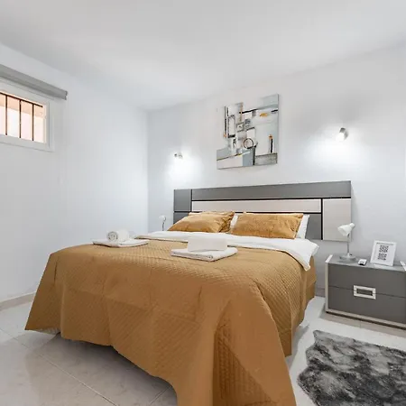 Coastal Charm Renovated 2bed Apt, Pool, Sea Views Lägenhet *
