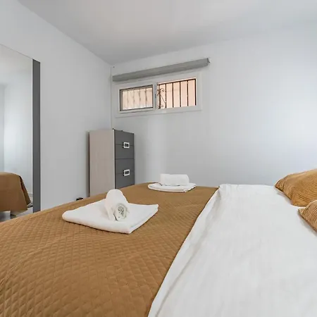 Coastal Charm Renovated 2bed Apt, Pool, Sea Views